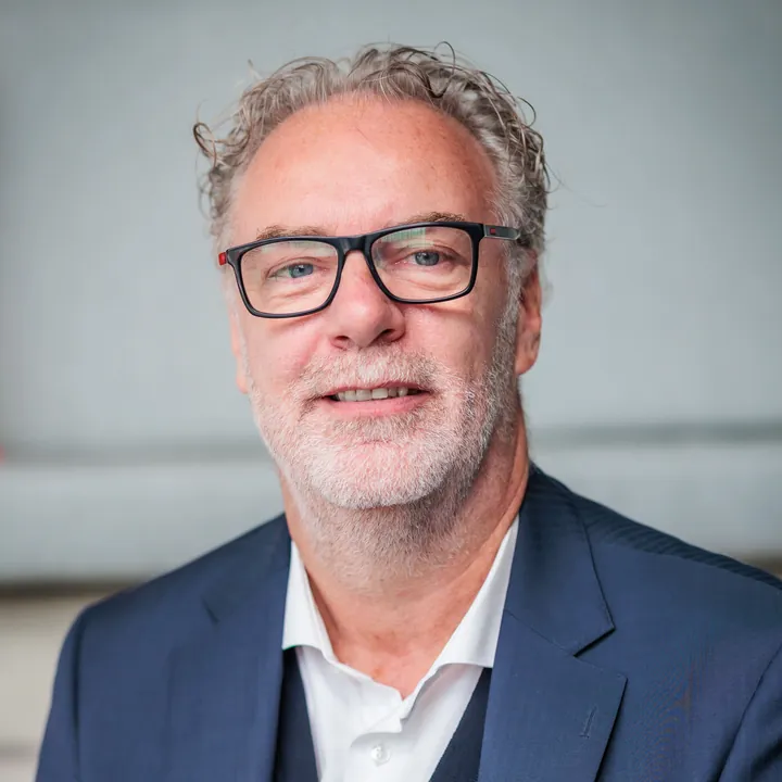 Portret van Janik Moors, senior account manager bij Life Experts