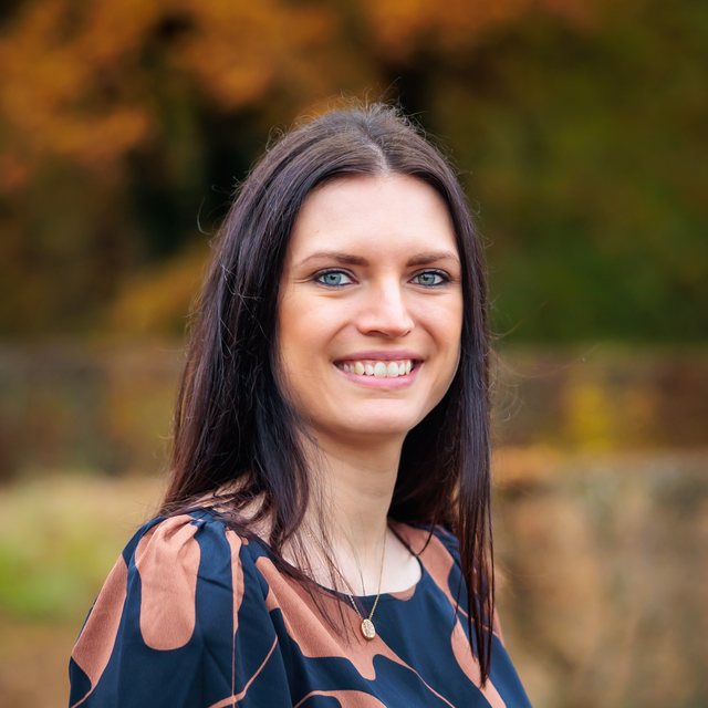 Portrait of Leen Peters, front-office administrative assistant, studies & contract issuance at Life Experts